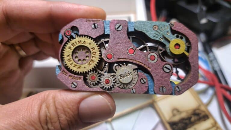 Mécanisme de montre en bois multicouche (6 couches) avec engrenages décoratifs gravés au laser.