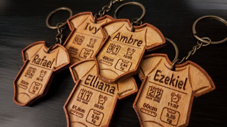Porte‑clés artisanal en bois, gravure laser des détails de naissance.