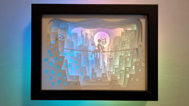 Lightbox lumineuse en papier découpé avec éclairage LED RGB, illustrant les créations personnalisées de Laz’Arts Factory à Genève, disponibles dans toute la Suisse.