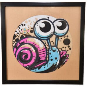 Tableau décoratif en papier multicouches représentant un escargot stylisé et coloré, fabriqué en atelier à Genève