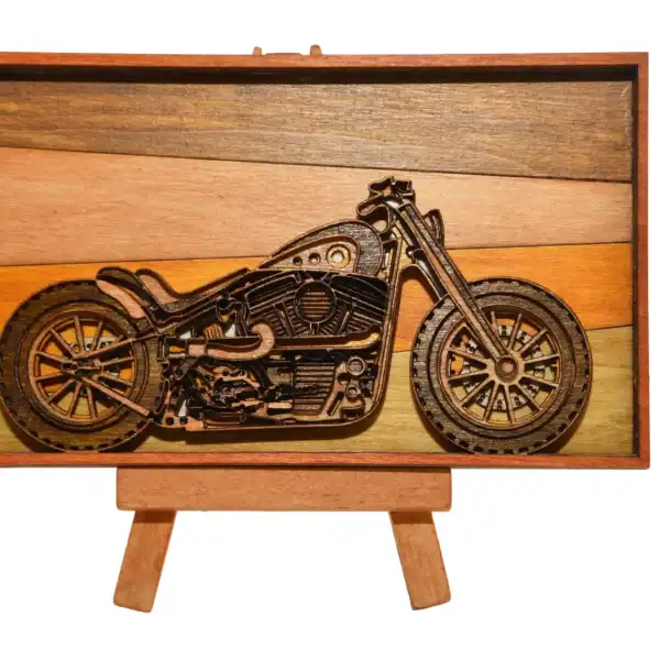 Moto en bois multicouches (6 couches), découpée et gravée au laser dans notre atelier à Genève.