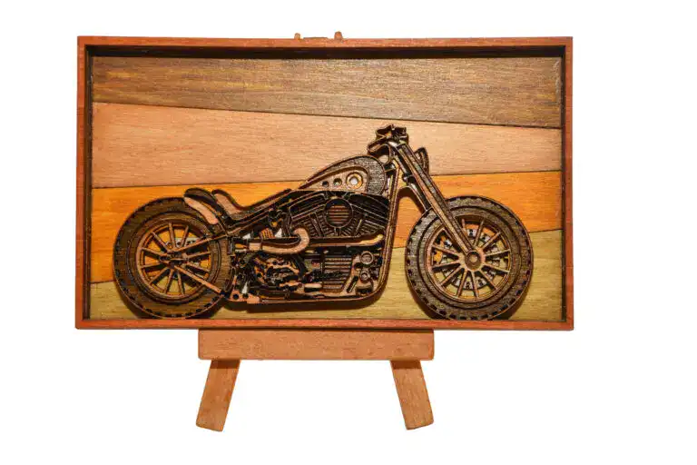 Moto en bois multicouches (6 couches), découpée et gravée au laser dans notre atelier à Genève.