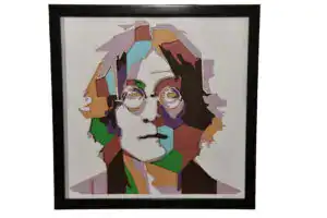 Tableau décoratif en papier multicouches représentant John Lennon stylisé, fabriqué en atelier à Genève