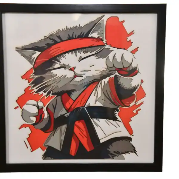 Tableau décoratif en papier multicouches représentant un chat stylisé en karatéka, fabriqué en atelier à Genève