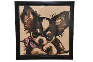Tableau décoratif en papier multicouches représentant un chihuahua expressif, fabriqué en atelier à Genève