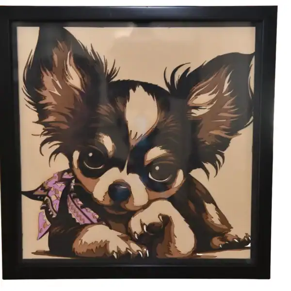 Tableau décoratif en papier multicouches représentant un chihuahua expressif, fabriqué en atelier à Genève