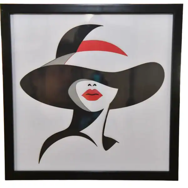 Tableau décoratif en papier multicouches représentant une femme élégante au chapeau, fabriqué en atelier à Genève