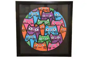 Tableau décoratif en papier multicouches coloré avec motifs de chats stylisés, fabriqué en atelier à Genève