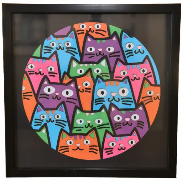 Tableau décoratif en papier multicouches coloré avec motifs de chats stylisés, fabriqué en atelier à Genève