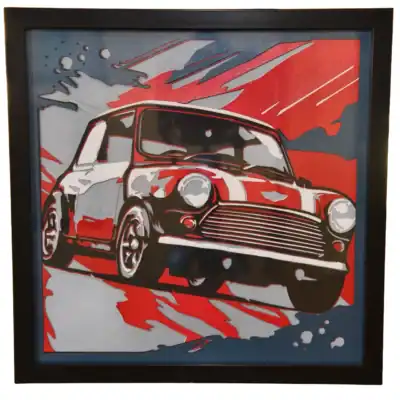 Tableau décoratif en papier multicouches style pop‑art représentant une Mini Cooper dynamique, fabriqué en atelier à Genève