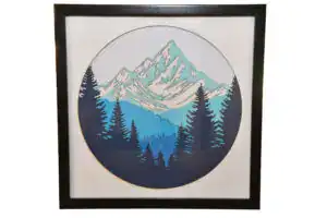 Tableau décoratif en papier multicouches représentant un paysage de montagne enneigée, fabriqué en atelier à Genève
