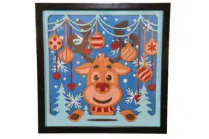 Tableau décoratif en papier multicouches représentant un renne de Noël avec motifs festifs, fabriqué en atelier à Genève