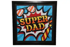 Tableau décoratif en papier multicouches représentant un Super Papa stylisé, fabriqué en atelier à Genève
