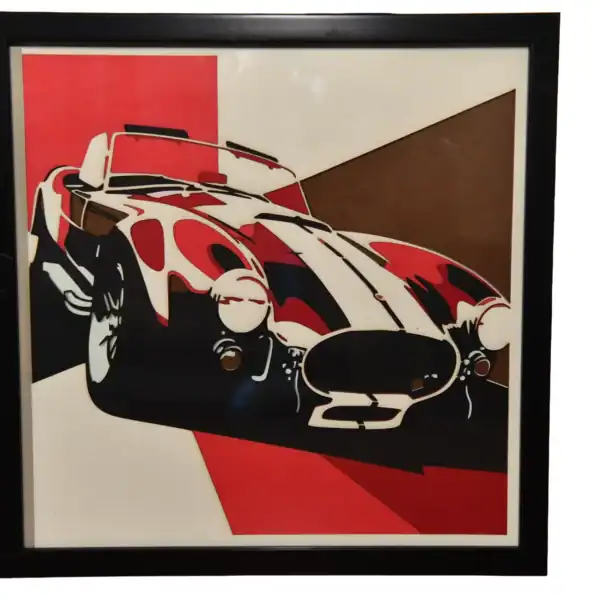 Tableau décoratif en papier multicouches représentant la Shelby Cobra stylisée, fabriqué en atelier à Genève