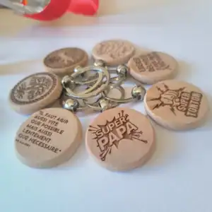 Porte‑clés en bois gravé au laser, personnalisable via notre configurateur en ligne.