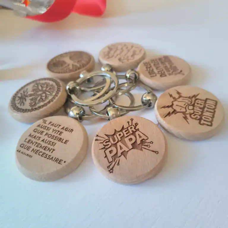 Porte‑clés en bois gravé au laser, personnalisable via notre configurateur en ligne.