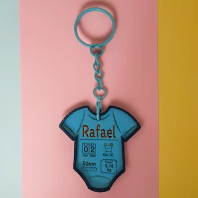 Porte‑clé naissance garçon personnalisé gravure & découpe laser Genève Porte‑clé bois bébé bleu gravé prénom Rafael avec date, heure, taille et poids personnalisables