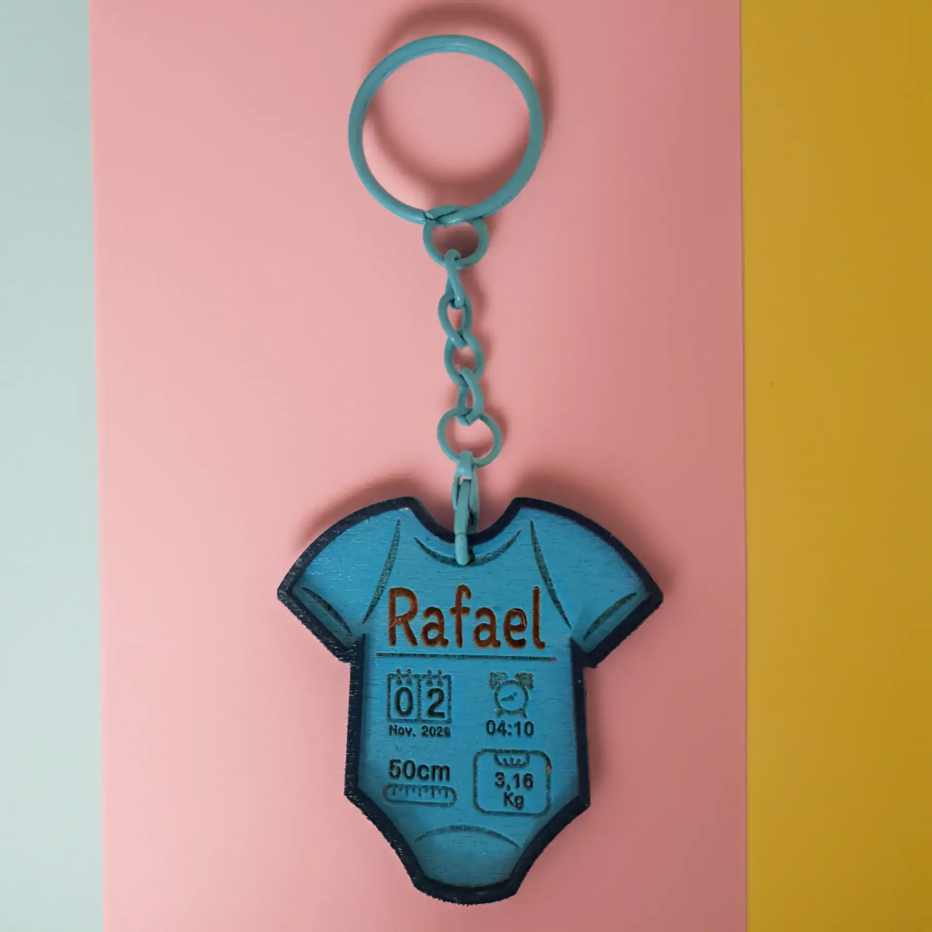 Porte‑clé naissance garçon personnalisé gravure & découpe laser Genève Porte‑clé bois bébé bleu gravé prénom Rafael avec date, heure, taille et poids personnalisables