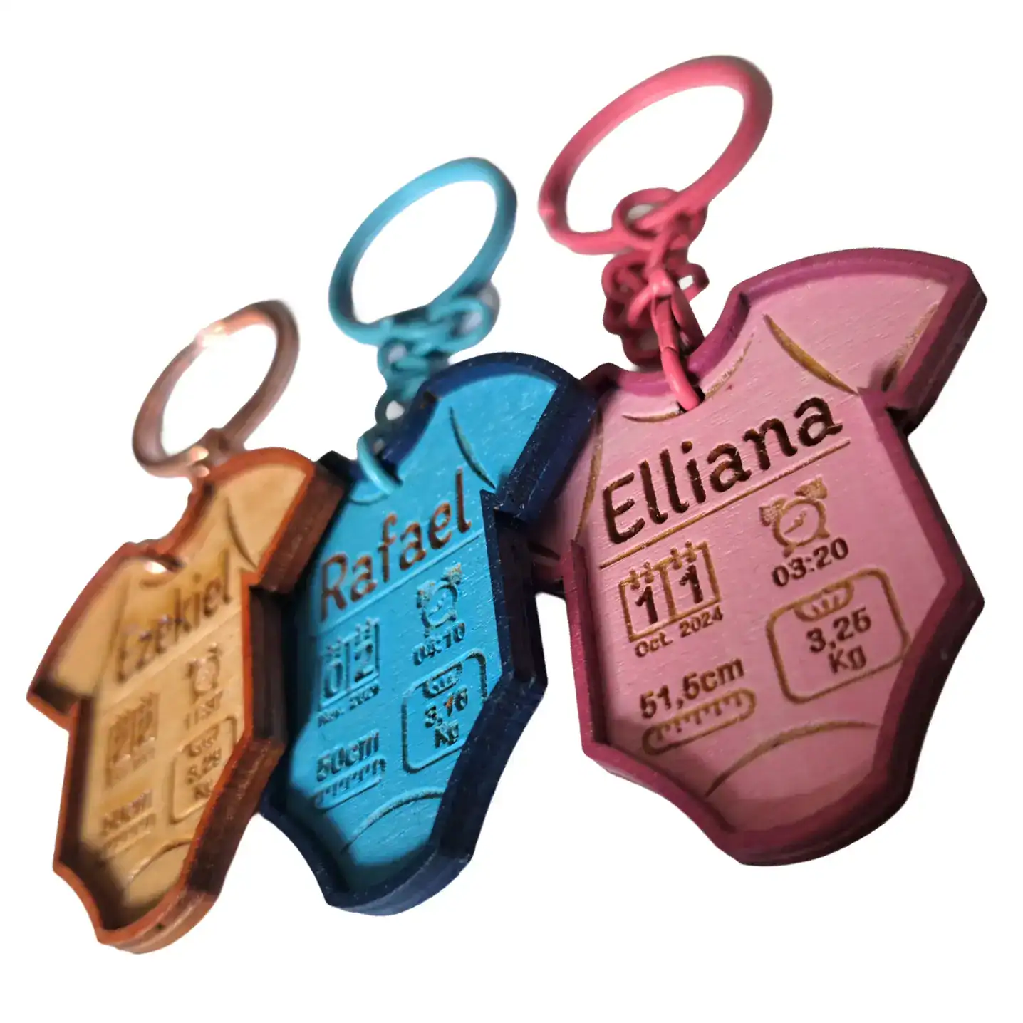 Porte‑clés bois bébé gravés avec prénoms et détails de naissance, disponibles en doré, bleu et rose