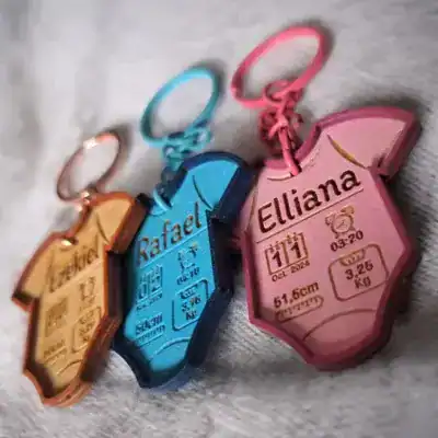 Porte‑clés naissance personnalisés gravure & découpe laser – différentes couleurs disponibles Porte‑clés bois bébé gravés avec prénoms et détails de naissance, disponibles en rose, bleu et couleur bois