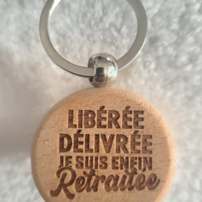 Porte-clé bois gravé personnalisable pour jeune retraité, cadeau artisanal configurable en ligne