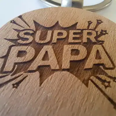 Porte-clé bois gravé personnalisable super papa cadeau artisanal configurable en ligne