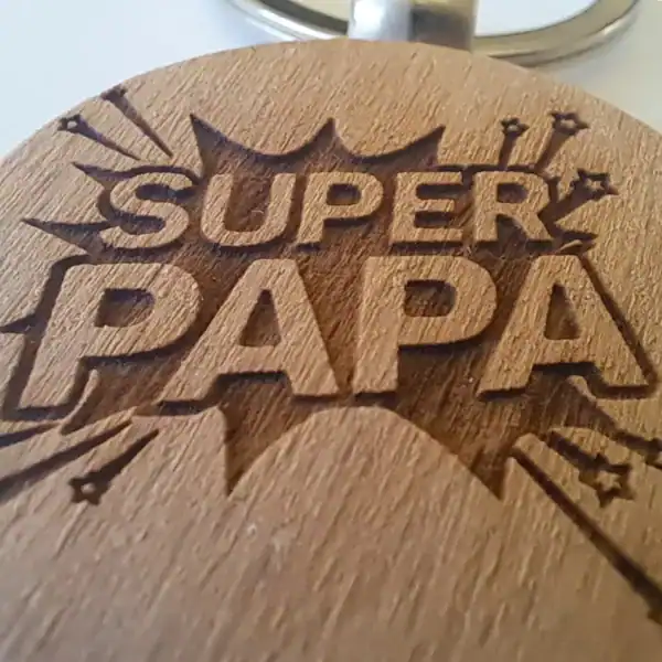 Porte-clé bois gravé personnalisable super papa cadeau artisanal configurable en ligne