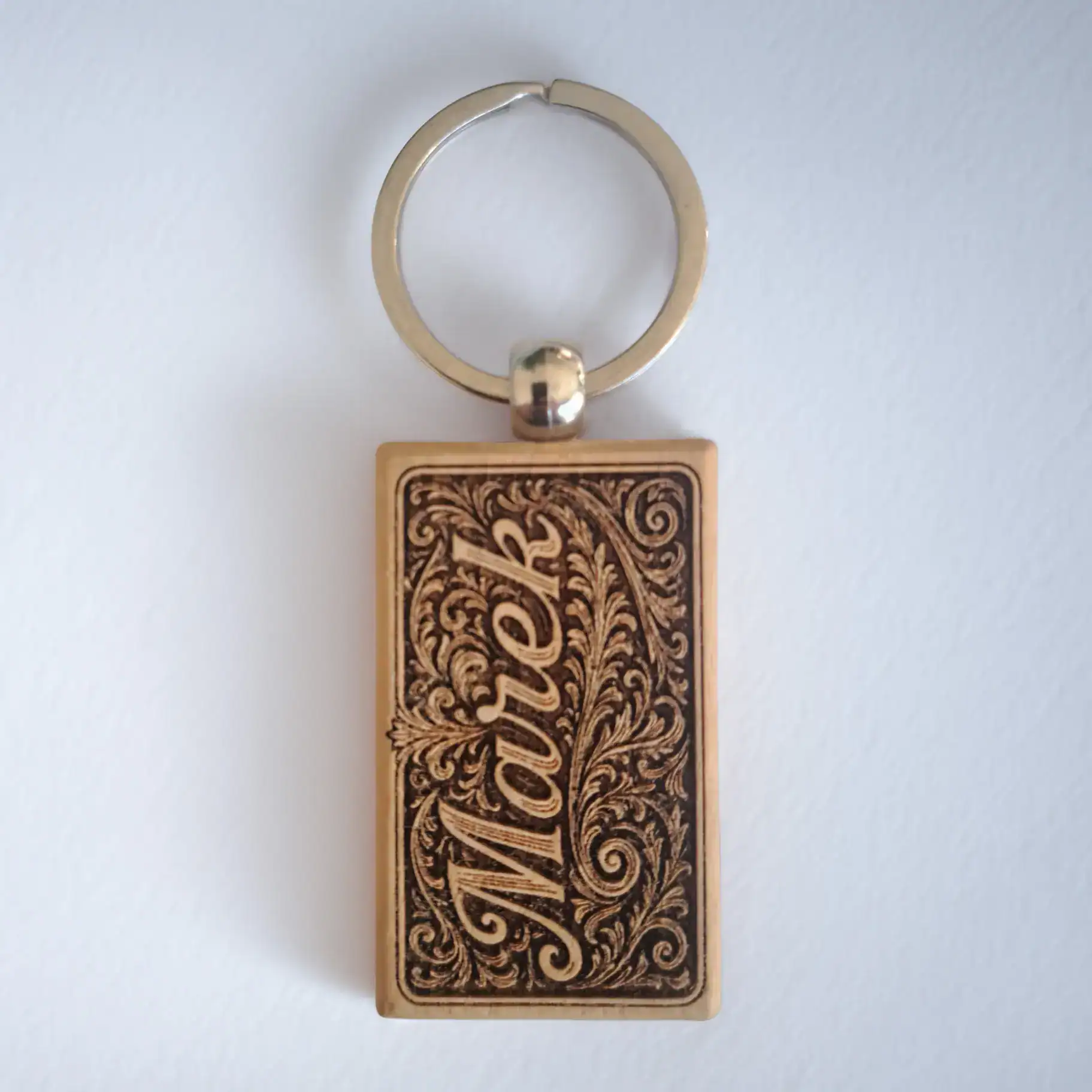 Porte‑clé bois gravé prénom Marek avec motifs floraux personnalisables en ligne