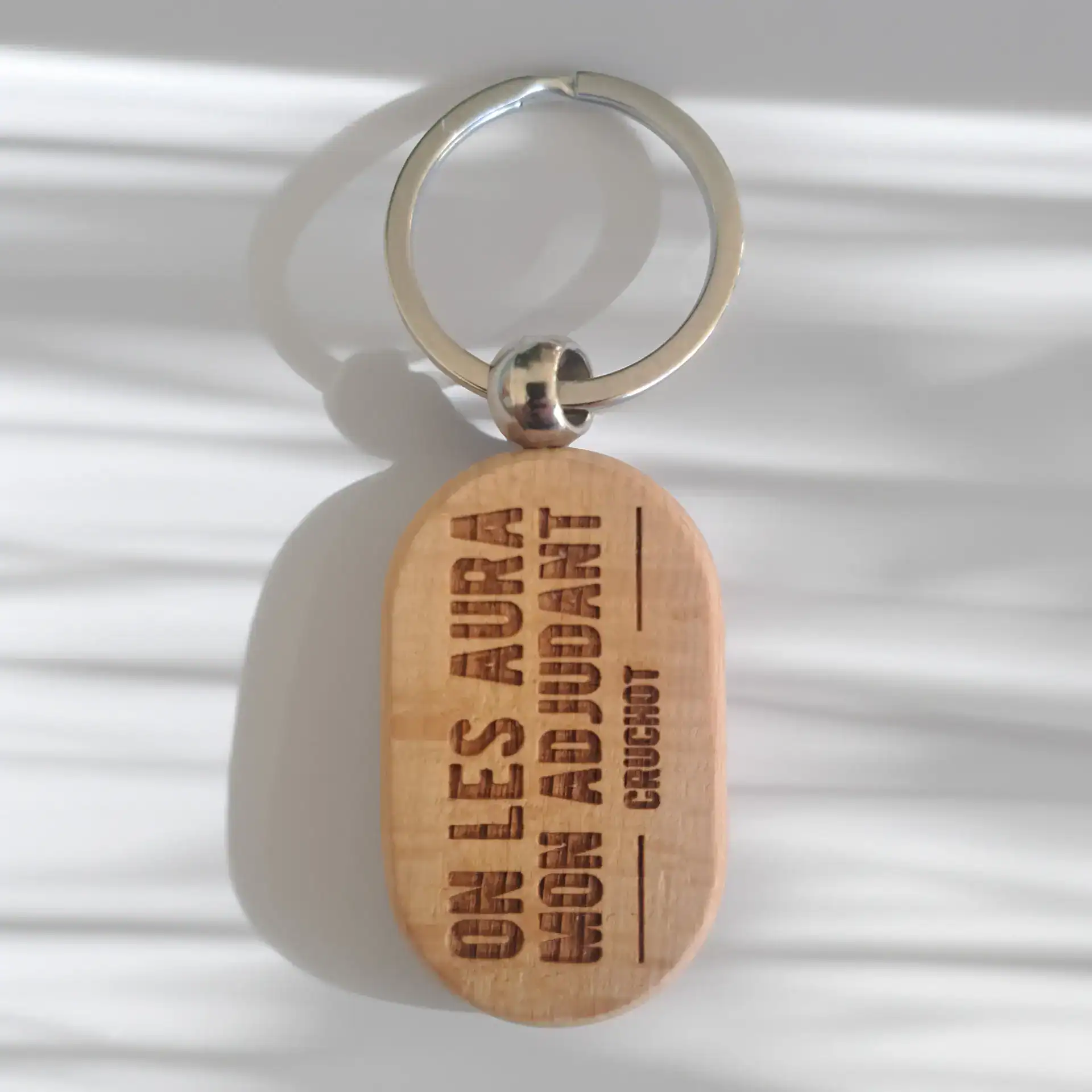 Porte‑clé personnalisé citation culte Les Gendarmes à Saint‑Tropez Porte‑clé bois gravé “On les aura mon adjudant Cruchot” personnalisable en ligne