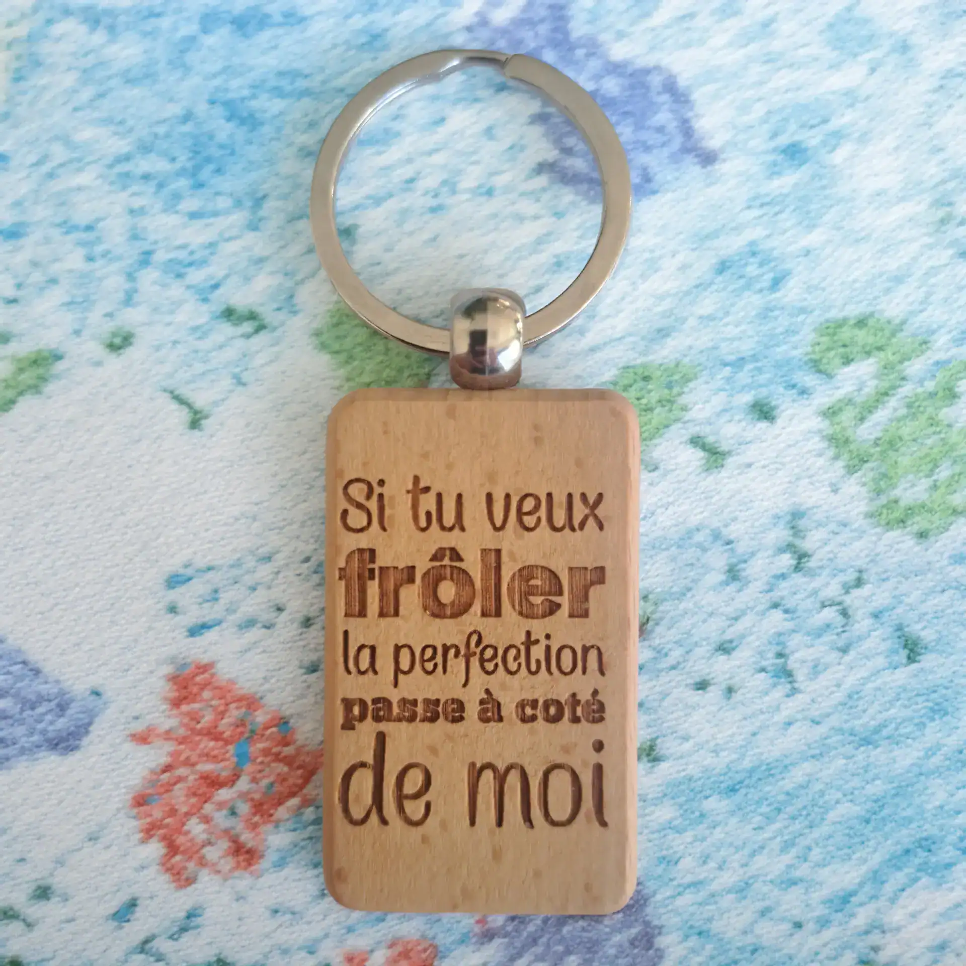 Porte‑clé personnalisé citation humour gravure laser Genève Porte‑clé bois gravé “Si tu veux frôler la perfection passe à côté de moi” personnalisable