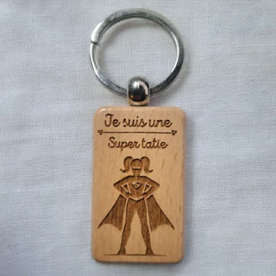 Porte‑clé personnalisé Super Tatie gravure laser Genève Porte‑clé bois gravé “Je suis une Super Tatie” personnalisable en ligne