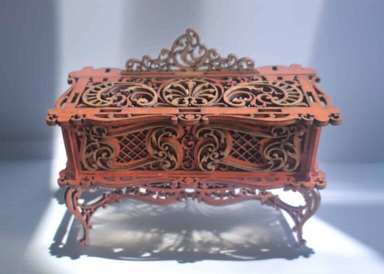 Coffret artisanal en dentelle de bois, découpé au laser.